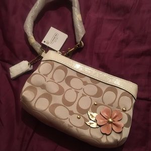 NWT - Coach floral appliqué medium wristlet